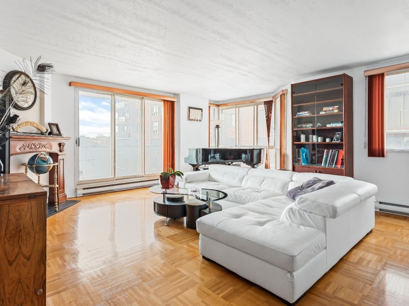600 Rue de la Montagne Photo 2
