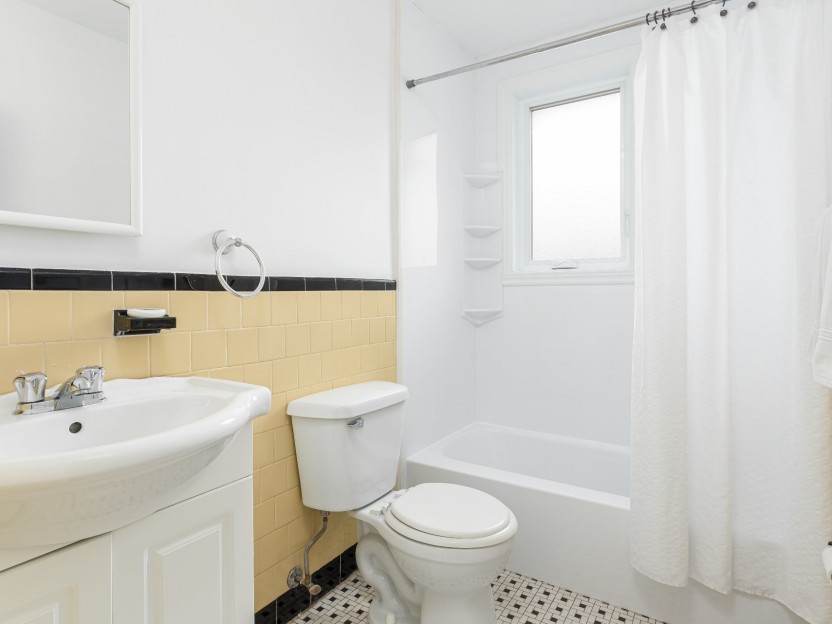 112 Av. Hastings Photo 9