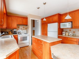 6 Av. Arnold Photo 3